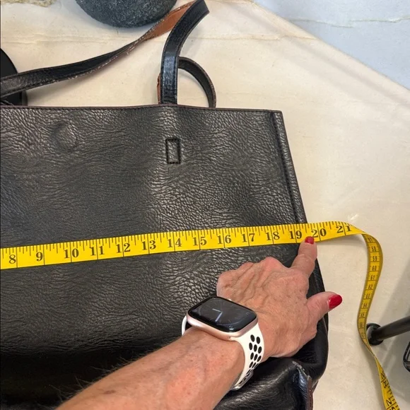 Elegant Black Vegan Leather tote strong magnetic closure - Picture 13 of 14